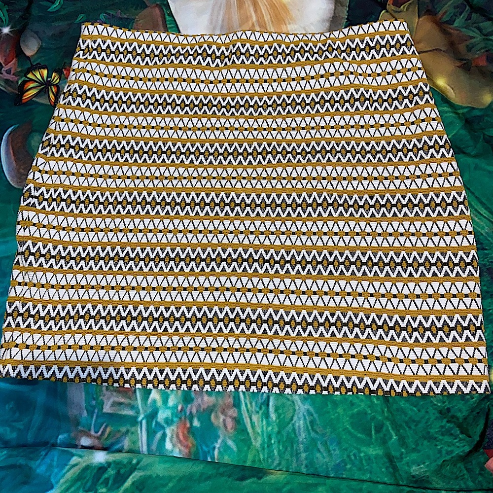 This is a beautiful mini skirt that I can’t wear
